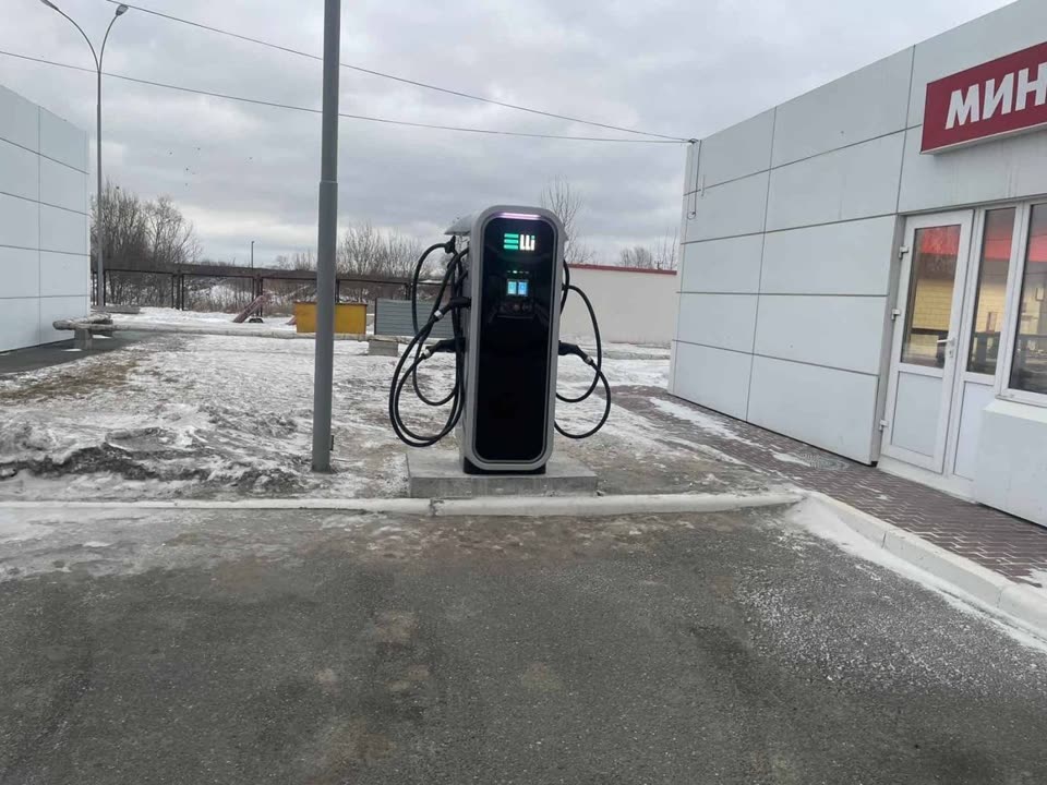 Быстрая зарядная станция Elli у минимаркета на АЗС в Нижнем Тагиле