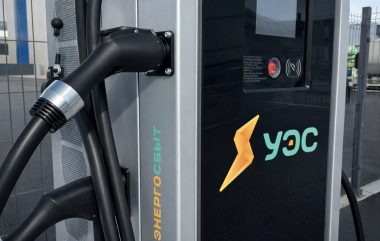 Коннекторы CCS Combo 2 и GB/T на держателях зарядной станции Elli в Челябинске