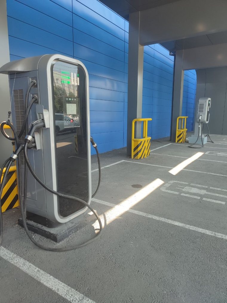Коннекторы зарядной станции Elli на держателях