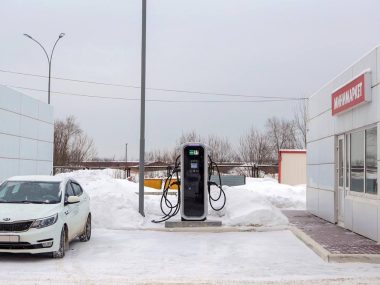 Общий вид зарядного поста на территории автозаправочной станции