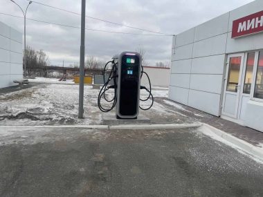 Зарядная станция Elli на постаменте у минимаркета АЗС