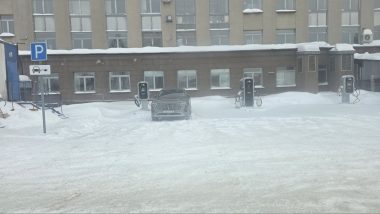 Парковка для электромобилей с дорожным знаком и зарядными станциями Elli на Восточном шоссе в Нижнем Тагиле