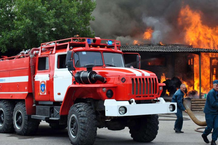 Пожарный автомобиль на выезде
