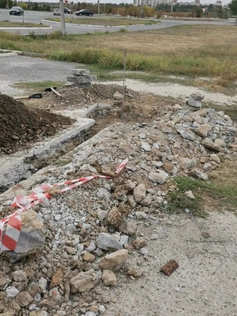 Монтаж зарядной станции в Волгодонске: вскрытое покрытие и траншея под кабель питания станции