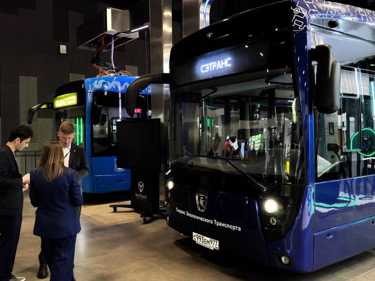 Электробус и посетители выставки ЭЛЕКТРОТРАНС 2026