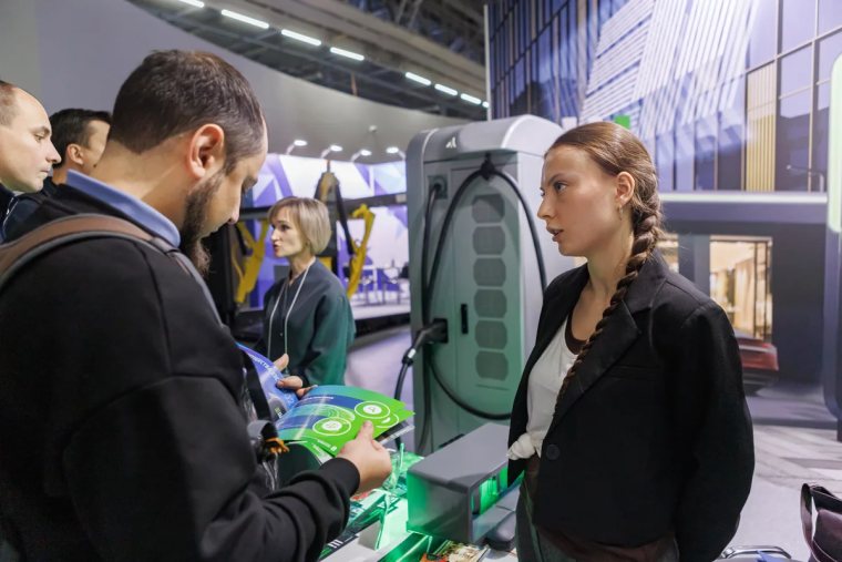 Посетители выставки Parking Russia у стенда Elli