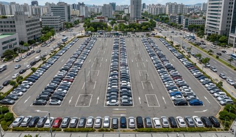 Открытая парковка с автомобилями